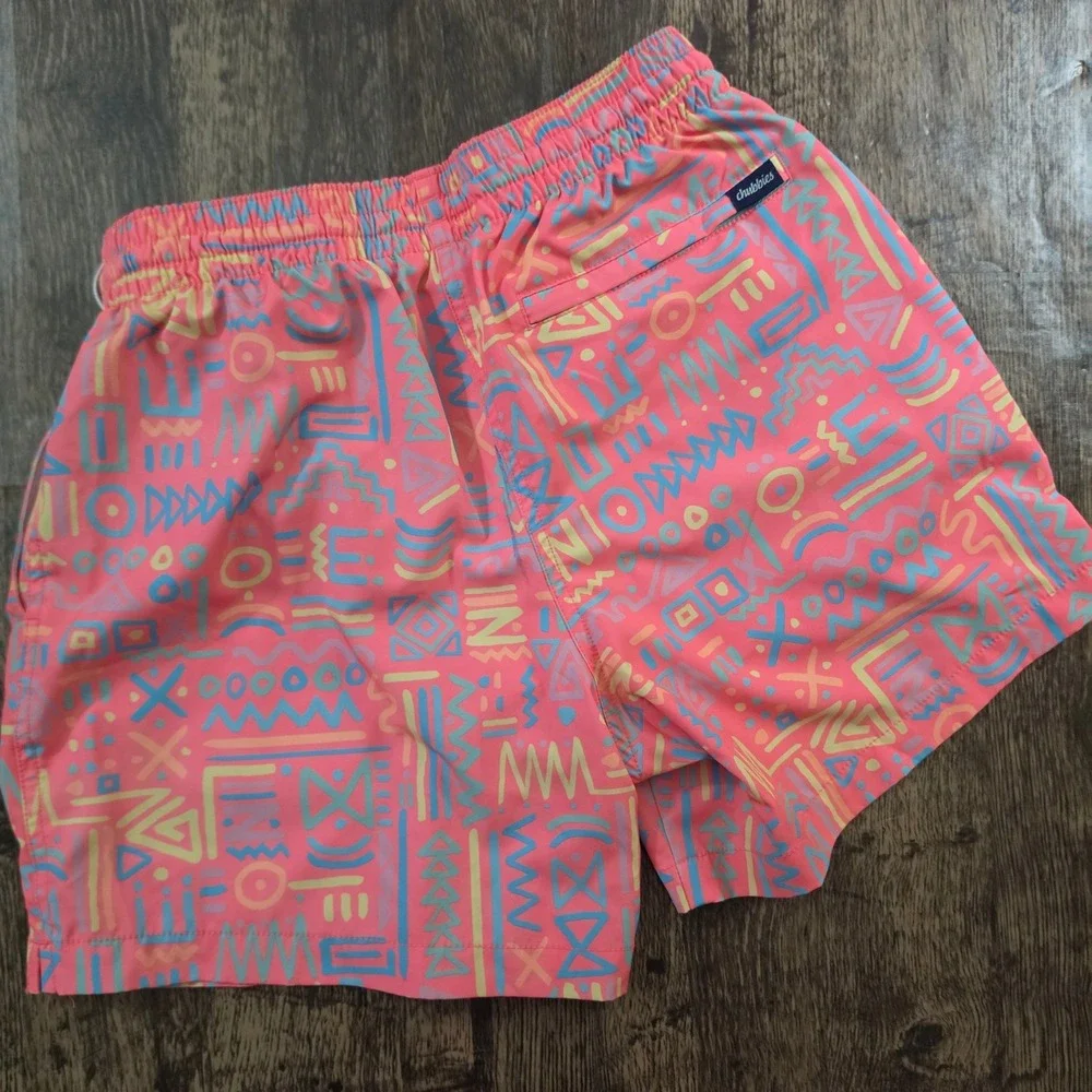CHUBBIES Swim Trunks Mens Small Pink Retro Geometric Tribal Print 5.5